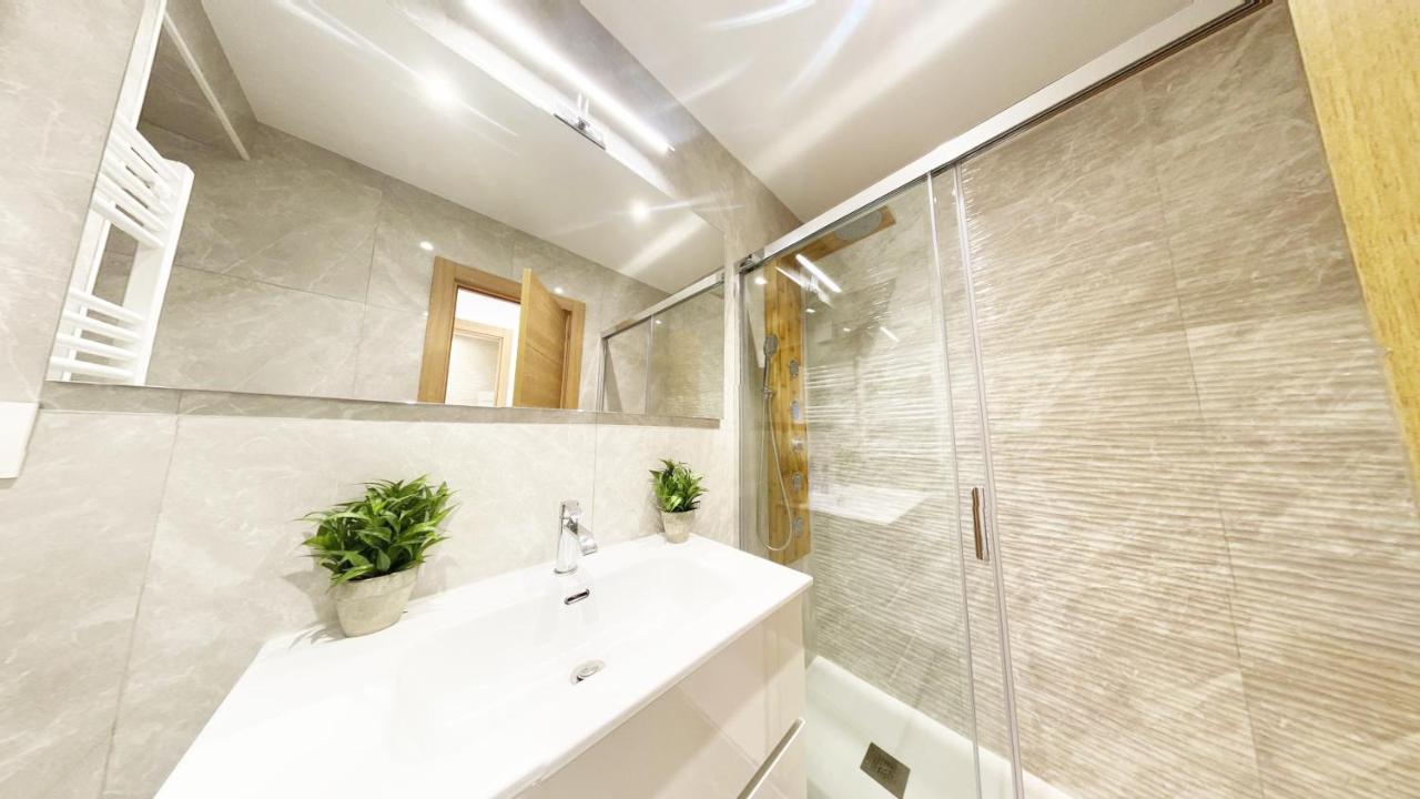 Paradise Luxurious Flat, Free Parking, 3 Double Rooms, Terrace, Jacuzzi, Fully Renovated Сан Себастиан Екстериор снимка