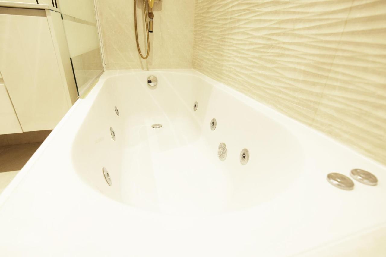 Paradise Luxurious Flat, Free Parking, 3 Double Rooms, Terrace, Jacuzzi, Fully Renovated Сан Себастиан Екстериор снимка