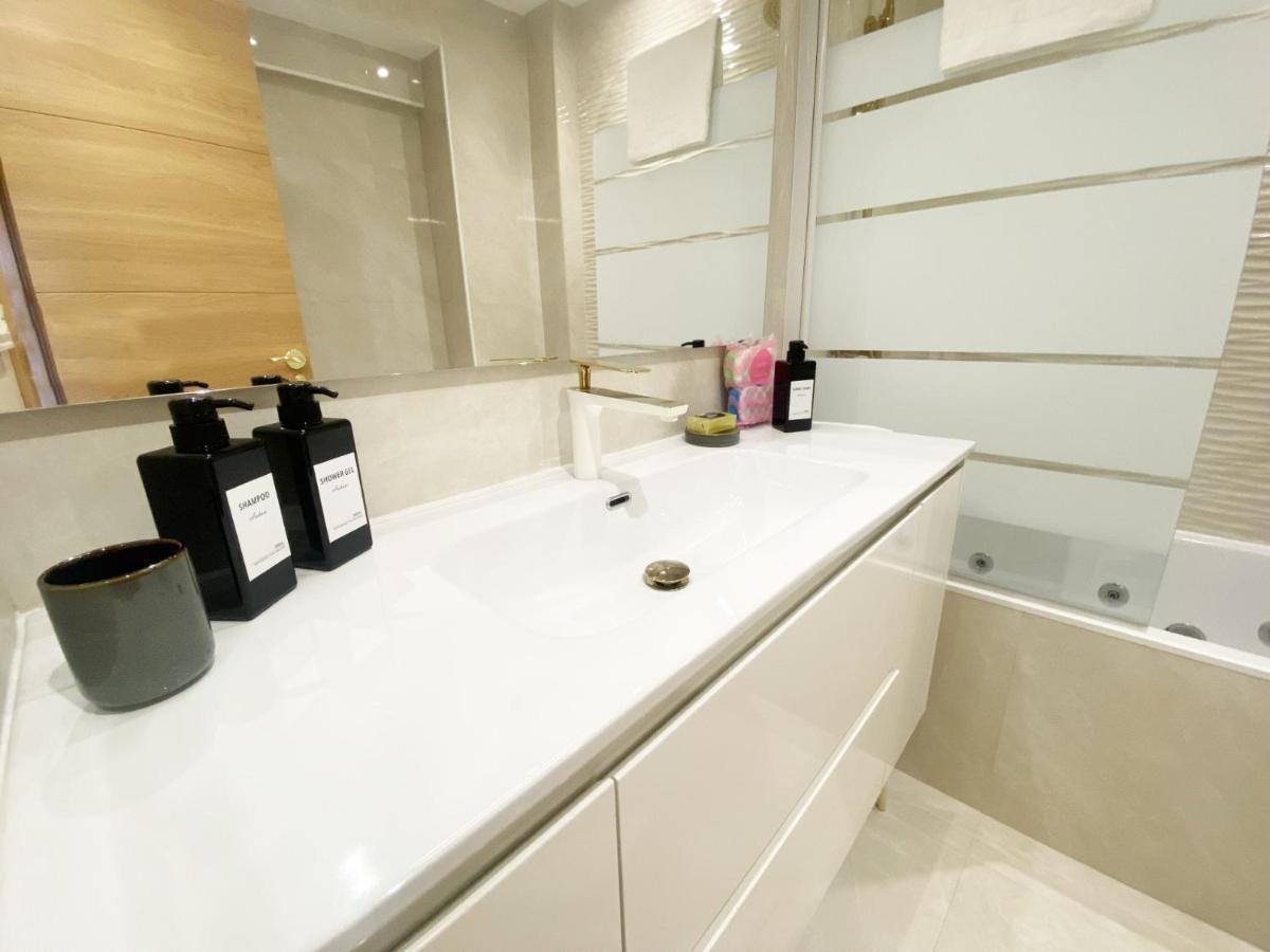 Paradise Luxurious Flat, Free Parking, 3 Double Rooms, Terrace, Jacuzzi, Fully Renovated Сан Себастиан Екстериор снимка